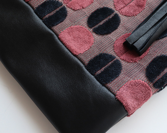 A4尺寸手提袋，採用優質金卡山布料和粉紅色、黑色牛皮製成。 第4張的照片