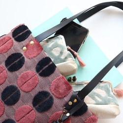 A4尺寸手提袋，採用優質金卡山布料和粉紅色、黑色牛皮製成。 第5張的照片