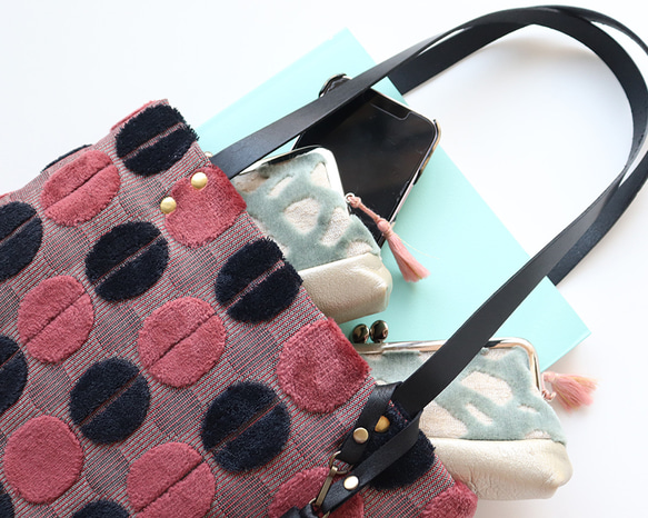 A4尺寸手提袋，採用優質金卡山布料和粉紅色、黑色牛皮製成。 第5張的照片