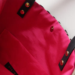 A4尺寸手提袋，採用優質金卡山布料和粉紅色、黑色牛皮製成。 第6張的照片