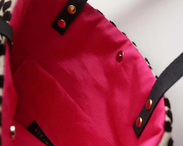 A4尺寸手提袋，採用優質金卡山布料和粉紅色、黑色牛皮製成。 第6張的照片