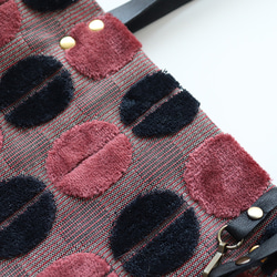 A4尺寸手提袋，採用優質金卡山布料和粉紅色、黑色牛皮製成。 第3張的照片