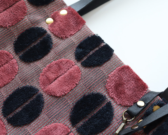 A4尺寸手提袋，採用優質金卡山布料和粉紅色、黑色牛皮製成。 第3張的照片