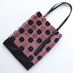 A4尺寸手提袋，採用優質金卡山布料和粉紅色、黑色牛皮製成。 第2張的照片