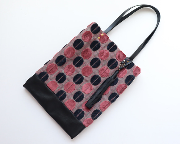 A4尺寸手提袋，採用優質金卡山布料和粉紅色、黑色牛皮製成。 第2張的照片