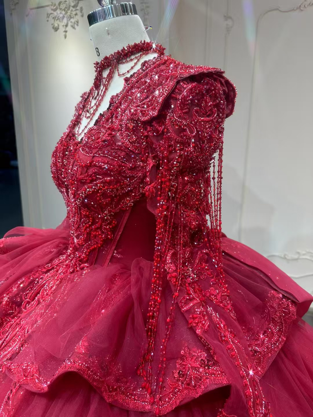 新作2025 多層チュール　レッド赤　カラードレス　本命ドレス制作　フロアー丈　可愛い　秋婚冬婚　背中見せ　編み上げ花嫁