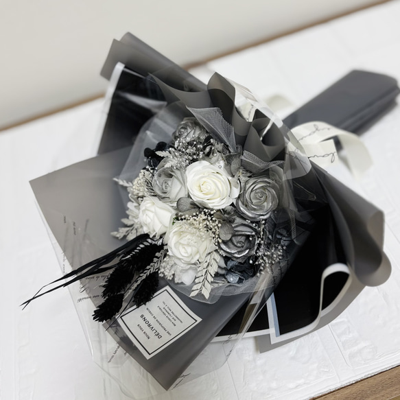 モノトーン花束 ＋シルバー ソープフラワーブーケ アートフラワー ++
