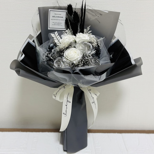 モノトーン花束 ＋シルバー ソープフラワーブーケ アートフラワー ++