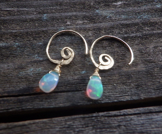10月誕生石【宝石質】*14kgf*Swirl and Opal プレシャスオパールの渦巻きピアス☆槌目
