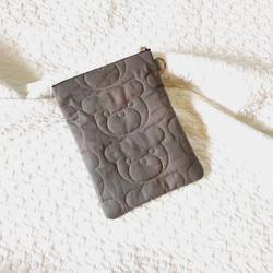 kumasanグレー　フラットポーチ　H20W15 縦長ポーチ　くまキルト　小物入れ 2枚目の画像