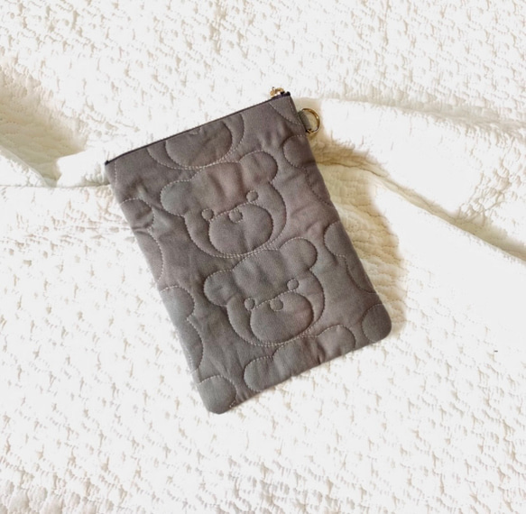 kumasanグレー　フラットポーチ　H20W15 縦長ポーチ　くまキルト　小物入れ 2枚目の画像