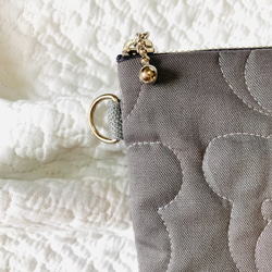 kumasanグレー　フラットポーチ　H20W15 縦長ポーチ　くまキルト　小物入れ 3枚目の画像