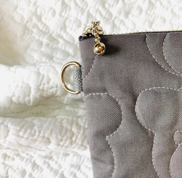 kumasanグレー　フラットポーチ　H20W15 縦長ポーチ　くまキルト　小物入れ 3枚目の画像