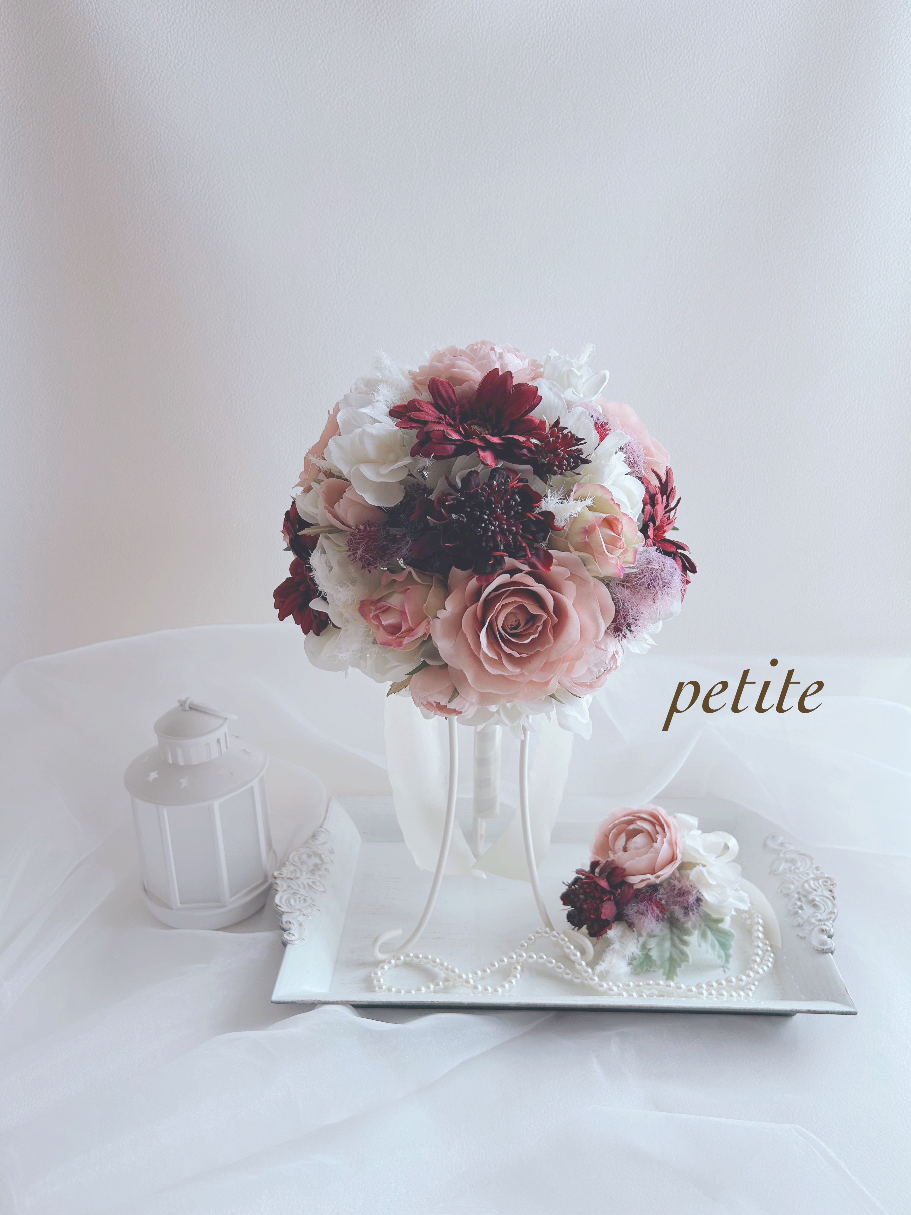 ロゼピンクとボルドーのナチュラルラウンドブーケ・ブートニア・ブーケスタンドセット