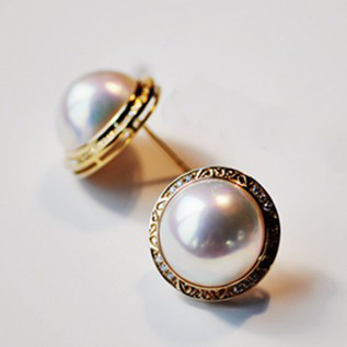 【ルミナ】12-14mm 日本製 奄美大島産 マベ真珠 ピアス 18Kゴールド ダイヤモンド付き クラシック柄シリーズ レトロな 31,590円