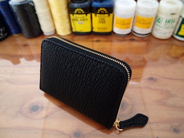 【受注製作】サメ革を使ったラウンドファスナーミドルタイプ大きく開く小銭入れ/カード3枚/お札入れ