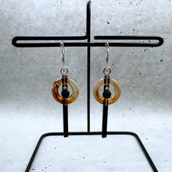 【サージカルステンレス】べっ甲柄リングラウンドパーツとブラックパーツのフープピアス　金属アレルギー対応　大ぶり　ブラック 8枚目の画像