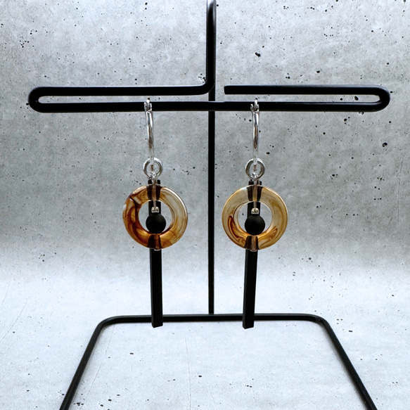 【サージカルステンレス】べっ甲柄リングラウンドパーツとブラックパーツのフープピアス　金属アレルギー対応　大ぶり　ブラック 8枚目の画像