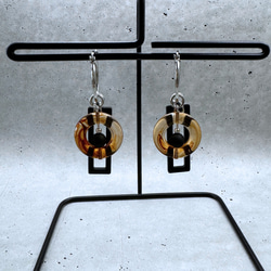 【サージカルステンレス】べっ甲柄リングラウンドパーツとブラックパーツのフープピアス　金属アレルギー対応　大ぶり　ブラック 9枚目の画像