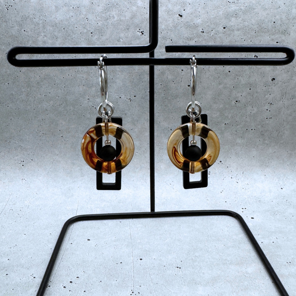 【サージカルステンレス】べっ甲柄リングラウンドパーツとブラックパーツのフープピアス　金属アレルギー対応　大ぶり　ブラック 9枚目の画像