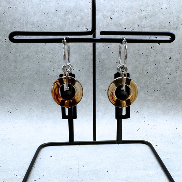 【サージカルステンレス】べっ甲柄リングラウンドパーツとブラックパーツのフープピアス　金属アレルギー対応　大ぶり　ブラック 1枚目の画像