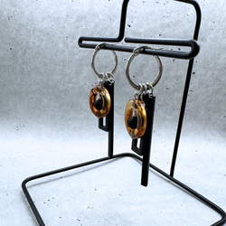 【サージカルステンレス】べっ甲柄リングラウンドパーツとブラックパーツのフープピアス　金属アレルギー対応　大ぶり　ブラック 4枚目の画像