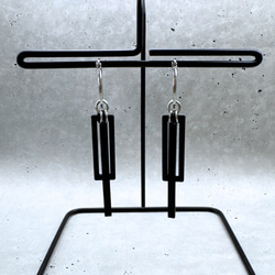 【サージカルステンレス】べっ甲柄リングラウンドパーツとブラックパーツのフープピアス　金属アレルギー対応　大ぶり　ブラック 7枚目の画像