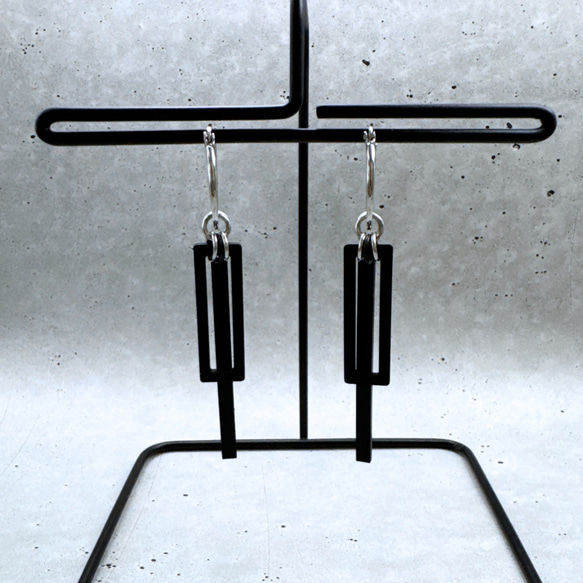 【サージカルステンレス】べっ甲柄リングラウンドパーツとブラックパーツのフープピアス　金属アレルギー対応　大ぶり　ブラック 7枚目の画像