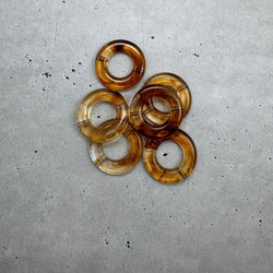 【サージカルステンレス】べっ甲柄リングラウンドパーツとブラックパーツのフープピアス　金属アレルギー対応　大ぶり　ブラック 5枚目の画像