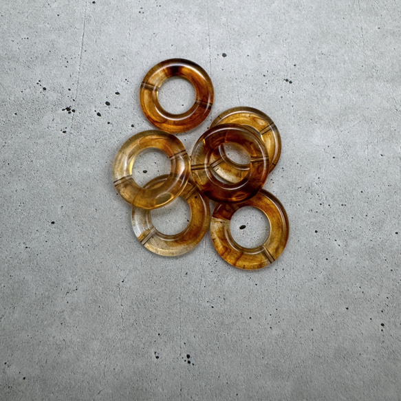 【サージカルステンレス】べっ甲柄リングラウンドパーツとブラックパーツのフープピアス　金属アレルギー対応　大ぶり　ブラック 5枚目の画像