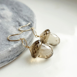 K10YG黒染め淡水パールのスタッドピアスとアズライトマラカイトの