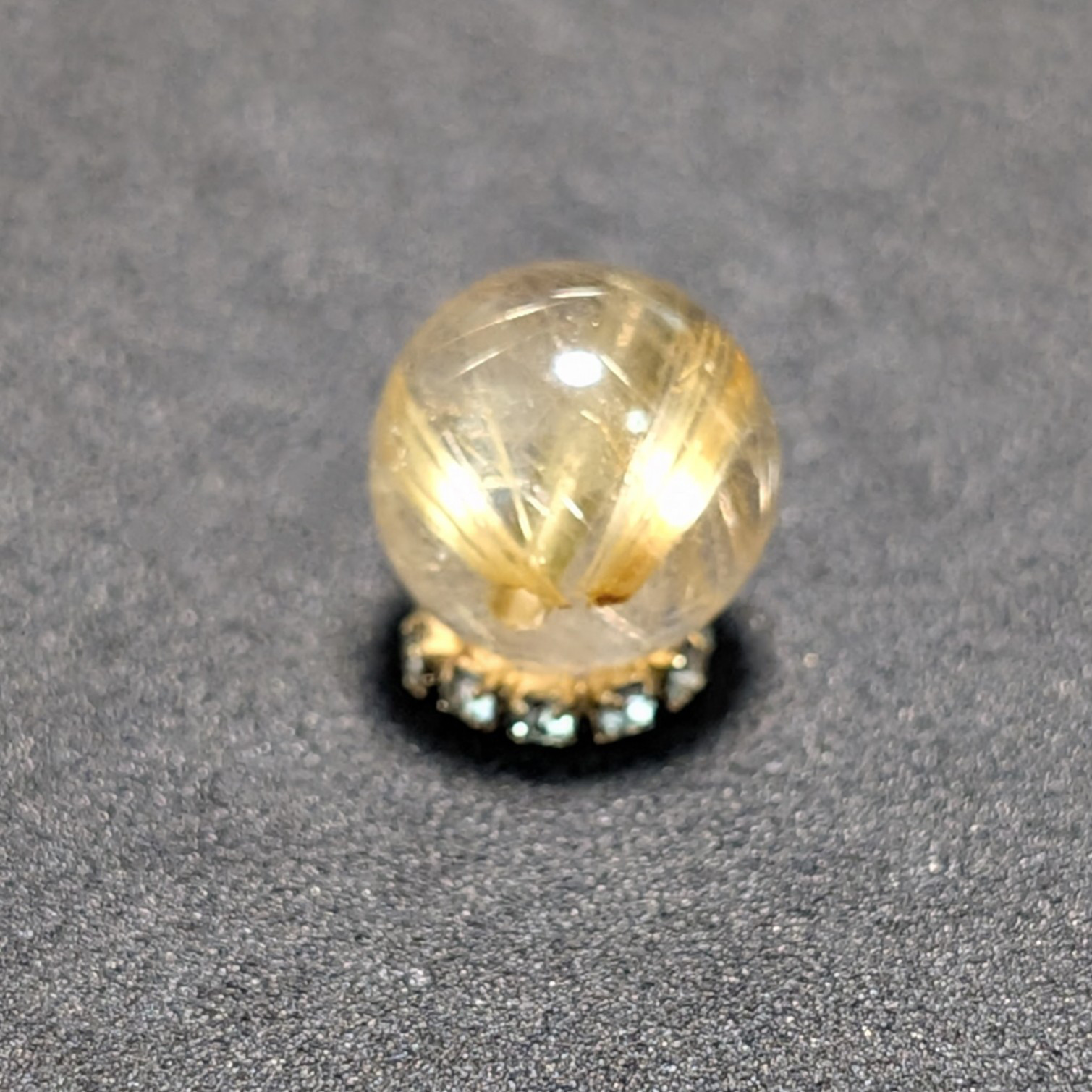 【勝利を目指すあなたへ】ゴールド タイチンルチル 10ミリ V字 金針入り水晶 1粒売り 貫通穴あり お守り ギフト