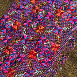 希少・手刺繍 ミャオ族伝統布／平繍テーブルクロス／ヴィンテージ民族