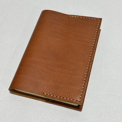 【在庫品・即納可能】イタリア製牛革のシンプルブックカバー（文庫サイズ・茶色） 1枚目の画像
