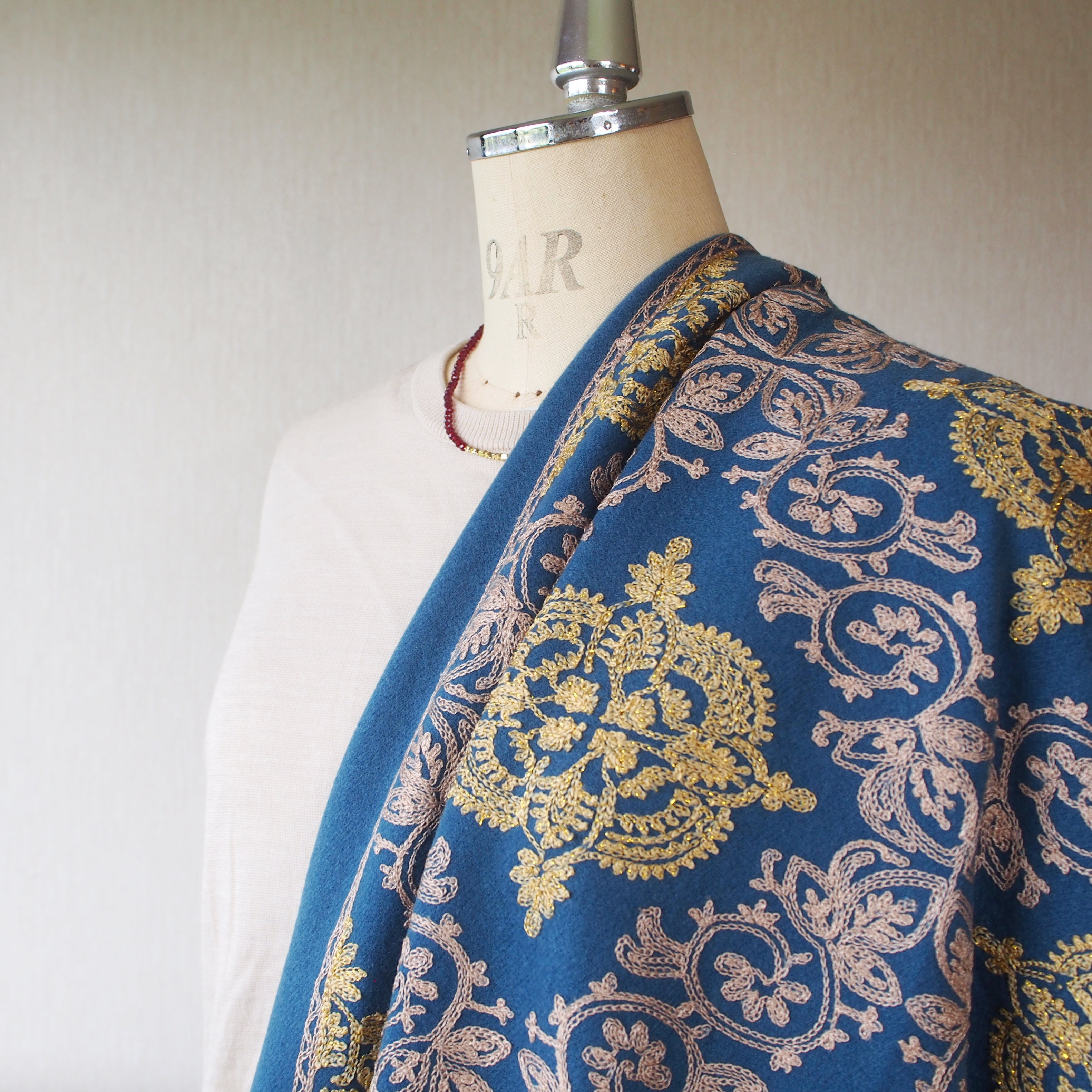 【豪華で繊細な刺繍】ブランケットショール・クローバー柄NB