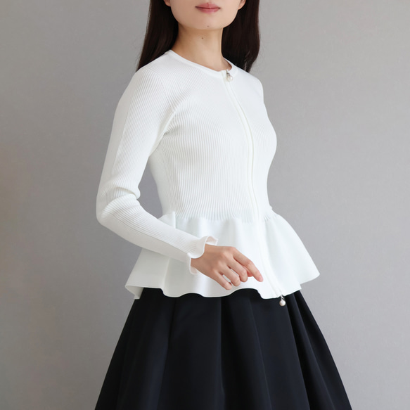 【人気のペプラムデザイン！】ホールガーメント ペプラムオープンファスナーカーディガン【ブラック】 4枚目の画像