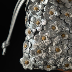 花卉抽繩包，義大利皮革迷你包 [銀色] 第2張的照片