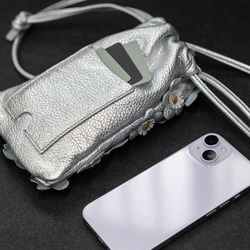 花卉抽繩包，義大利皮革迷你包 [銀色] 第7張的照片