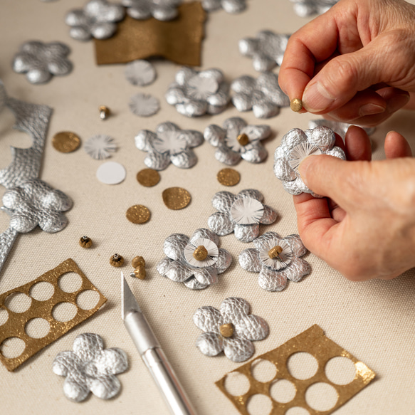 花卉抽繩包，義大利皮革迷你包 [銀色] 第5張的照片