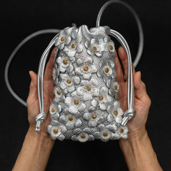 花卉抽繩包，義大利皮革迷你包 [銀色] 第1張的照片