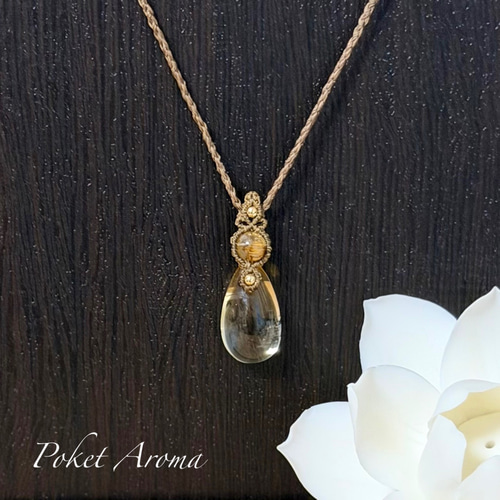 黄煌』ロマネサイトシトリンとルチルクォーツのマクラメペンダント