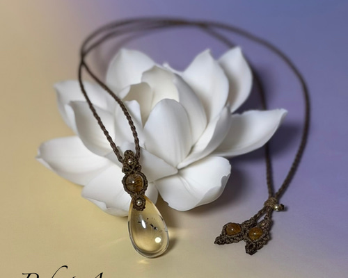 黄煌』ロマネサイトシトリンとルチルクォーツのマクラメペンダント