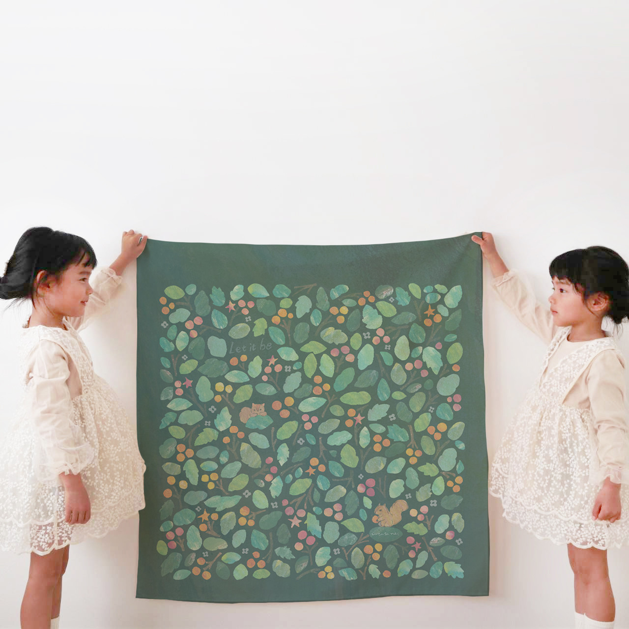 絵本のような木の実とリスの柄タペストリー／赤・黄・オレンジ・グリーン／コットン100