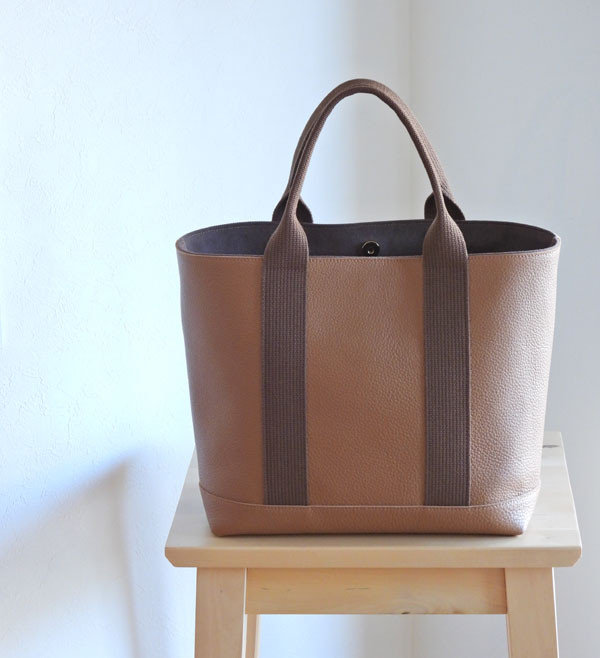 シンプルトート　ミドルサイズ　キャメル