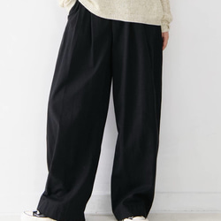 テンセル×コットンの贅沢素材｜貝殻ボタンが映える、ゆったり上品パンツ（２色展開 ） 1枚目の画像