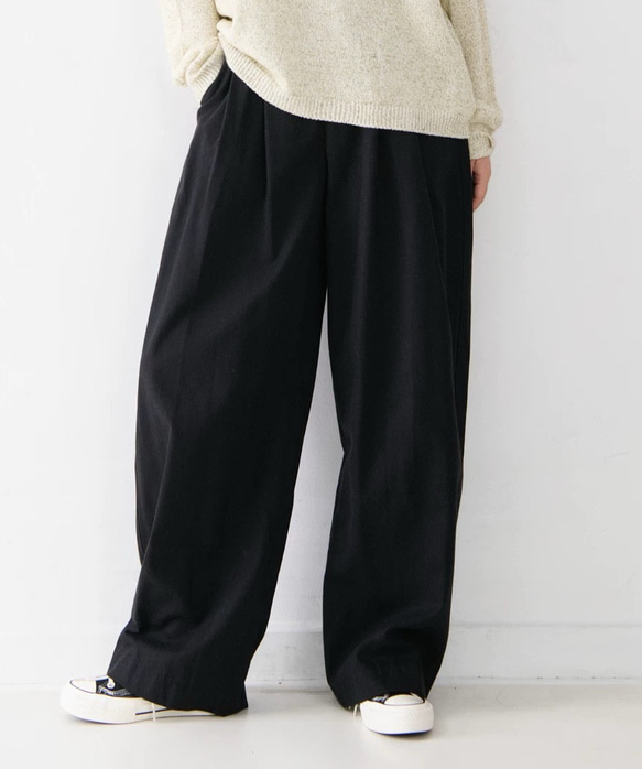 テンセル×コットンの贅沢素材｜貝殻ボタンが映える、ゆったり上品パンツ（２色展開 ） 1枚目の画像