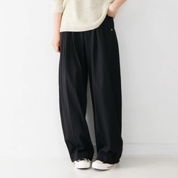 テンセル×コットンの贅沢素材｜貝殻ボタンが映える、ゆったり上品パンツ（２色展開 ） 3枚目の画像