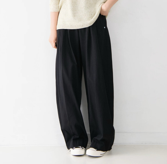 テンセル×コットンの贅沢素材｜貝殻ボタンが映える、ゆったり上品パンツ（２色展開 ） 3枚目の画像