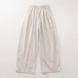 テンセル×コットンの贅沢素材｜貝殻ボタンが映える、ゆったり上品パンツ（２色展開 ） 6枚目の画像