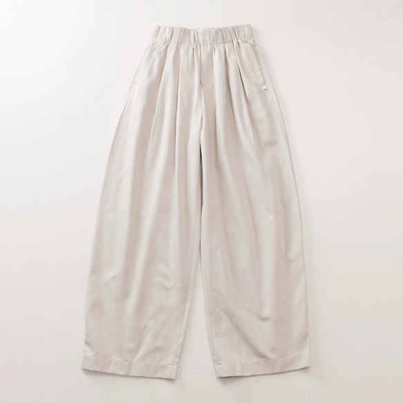 テンセル×コットンの贅沢素材｜貝殻ボタンが映える、ゆったり上品パンツ（２色展開 ） 6枚目の画像